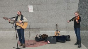 Танцы Минус - Город - песню и саундтрек из фильма «Брат-2» спел в #метро Москвы Константин Кульневич