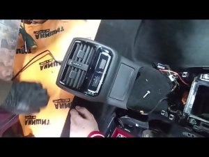 как снять центральную консоль т.е бороду  пасат Б8