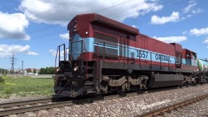 Тепловоз 1557 серии C36-7i с грузовым поездом отправляется со станции Нарва