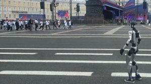 Танцующий робот встретил выпускников на «Алых парусах» в Санкт-Петербурге