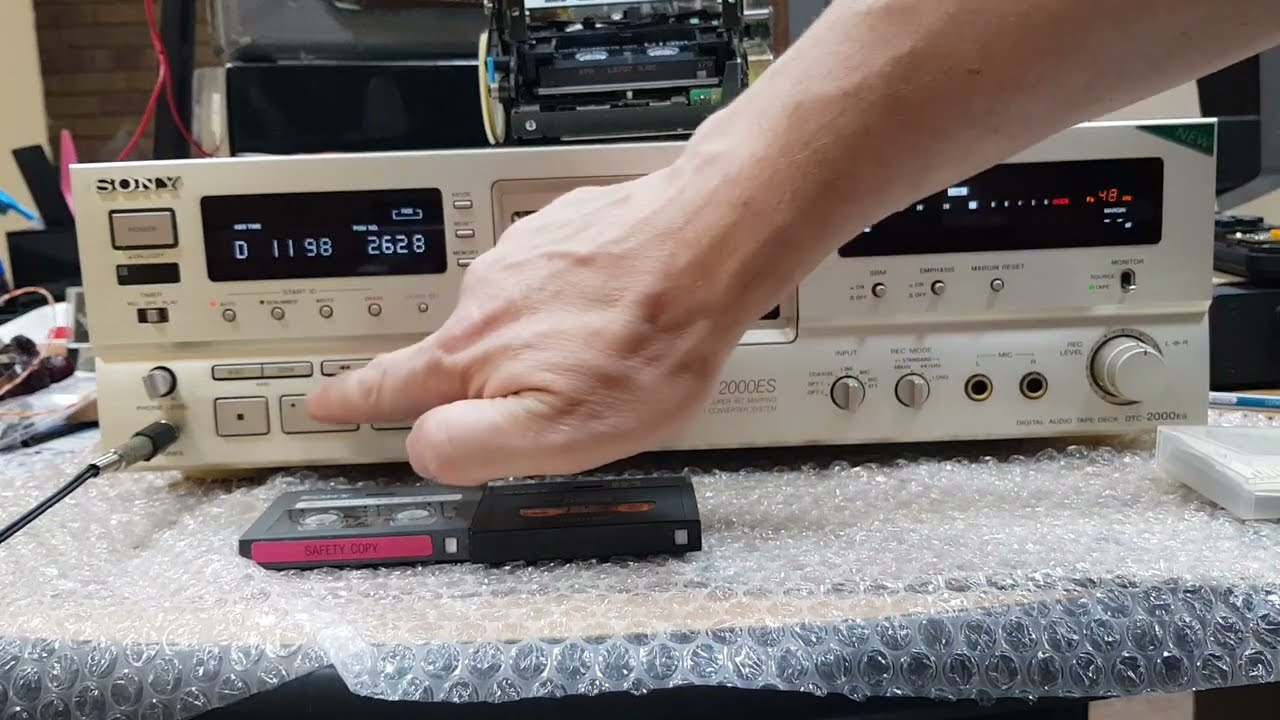 Сравнение ошибок во время PLAY DAT декой SONY DTC-2000ES до и после настройки с лент DDS1-DDS5. смотреть онлайн