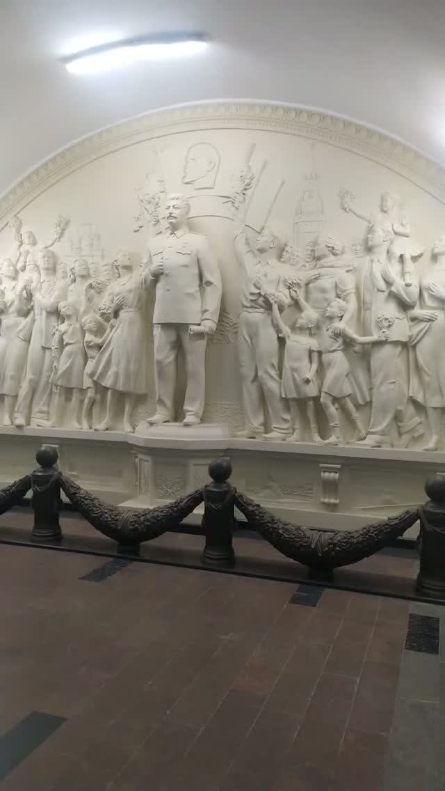 Барельеф И. В. Сталина Станция метро Таганская - интерьер, пассажиры Москва Фрагмент 15а