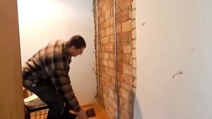 Установка маяков для штукатурки с помощью двух отвесов