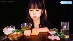 Кореянка ест лосося. Мукбанг. Корецы едят на камеру. Мокбанг