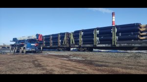Выгрузка вагонов с металлоконструкциями и 530й трубы из длинных платформ. Работа на автокране
