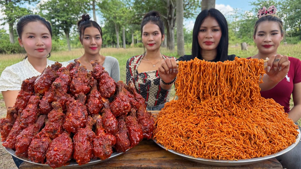 Потрясающий рецепт хрустящей жареной куриной ножки с пряной лапшой.
