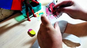 что Спайдер мен принëс бумажные сюрпризы и лего человечка