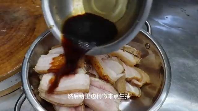 А Цян готовит острые тушеные свиные ножки с рисом из 8 свиных ножек