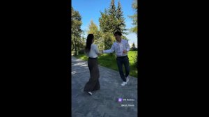 Девушки скачут