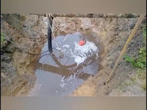 Дождями залило дачу.Откачка воды дренажным насосом в канаву через дорогу.