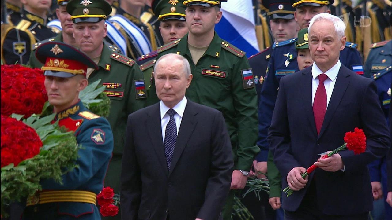В День памяти и скорби Владимир Путин почтил память павших в Великую Отечественную. смотреть онлайн