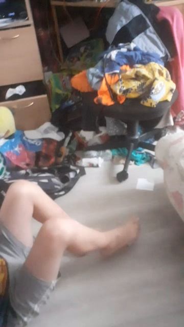 собираю Кубик Рубик ногами