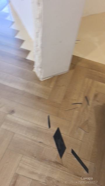 Укладка LVT плитки FARGO коллекция PARQUET LVT ёлочкой на клей.