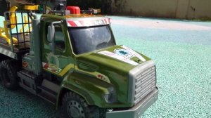 Динозавры нападают на грузовик! Сборка из цветных блоков LEGO (Для малышей)