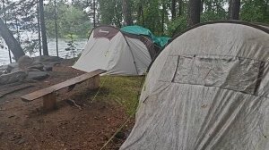 Озеро Тургояк, берег занят пустыми палатками.