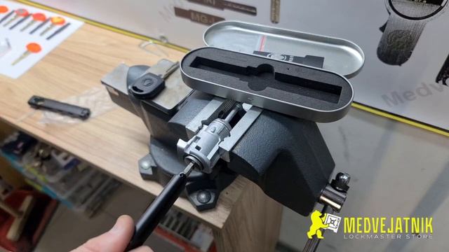 Decoder VAG GROUP для аварийного открытия авто замков Volkswagen,Audi,Seat,Porshe,Skoda, Bentley. смотреть онлайн