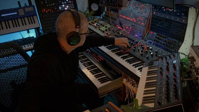 SIXTY ORBITS AROUND THE SUN ｜ Berlin School Synth Journey. смотреть онлайн