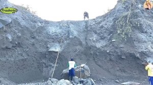 Строительство, шахтёры используют бамбуковые палки что бы скинуть песок