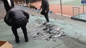 В китайской школе ученикам устроили показательную казнь смартфонов