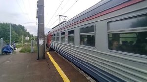 электричка прибывает на станции лампового