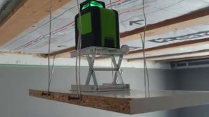 Как установить лазерный уровень под потолком без штанги