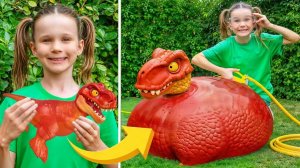 Эластичные игрушечные динозавры оживают