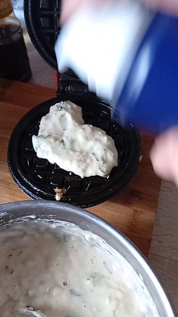 Пеку вафли с зеленью