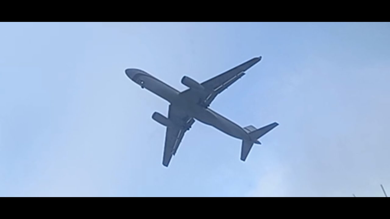 Ту-214 СЛО Москва-Омск садится пасмурным днём над центром Омска. смотреть онлайн