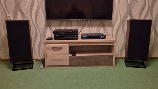 IOTAVX SA3 и Radiotechnika АС35-1 на подставках - Depeche Mode "Home" смотреть онлайн
