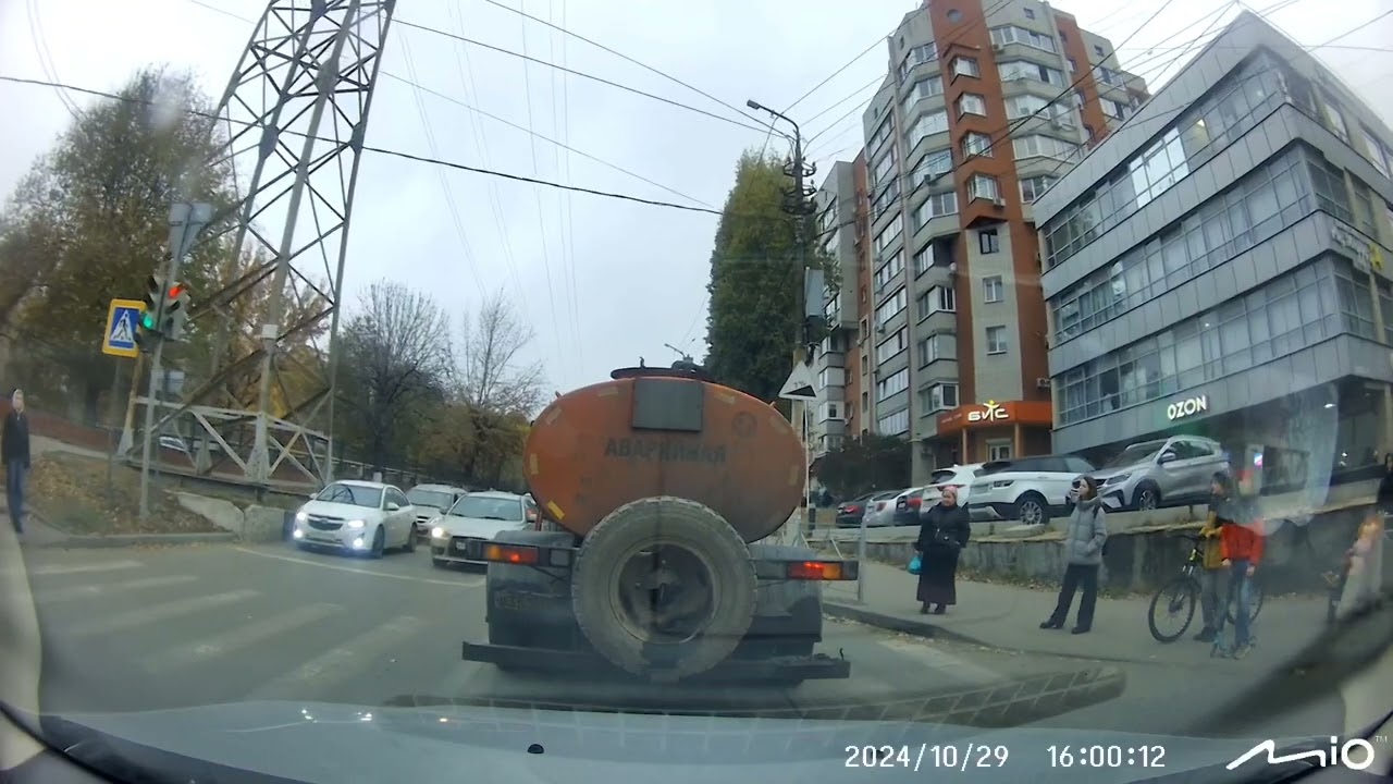 Видеорегистратор Mio MiVue J30, сложности при установке и как снимает Купил бы снова? смотреть онлайн