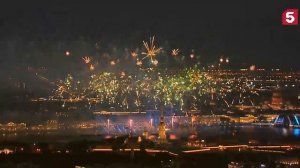 Около 65 тысяч выпускников со всей страны посетили праздник «Алые паруса» в Санкт-Петербурге.