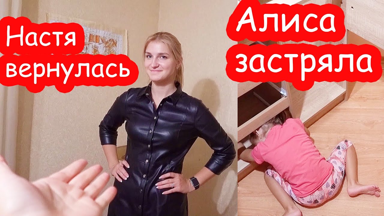 Сестра застряла в окне и брат поспешил этим воспользоваться