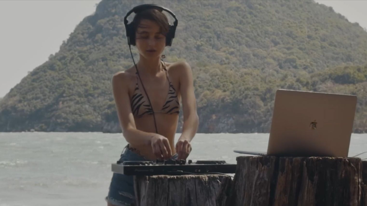Klaudia Kováčová - Afro House Beach Set Deep, Organic & Tribal House смотреть онлайн