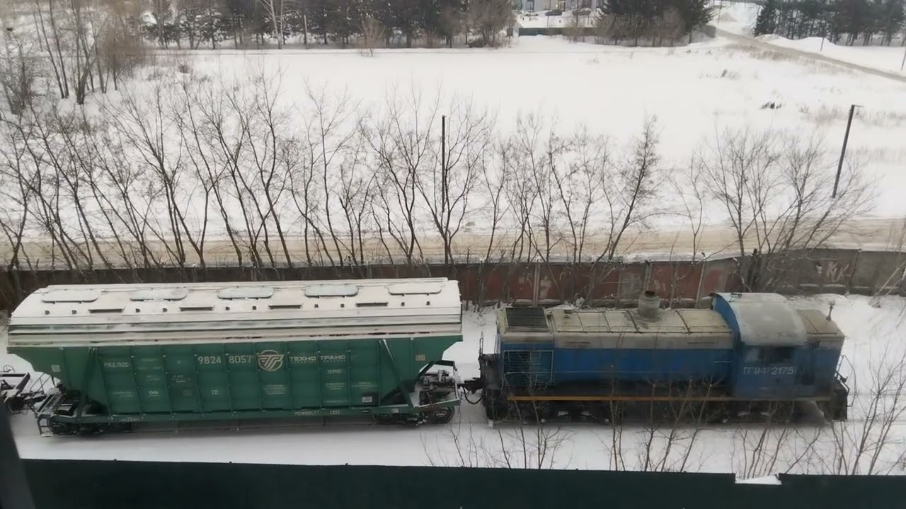 ТГМ4А-2175 с двумя хопперами на подъездном пути от станции Тюмень смотреть онлайн