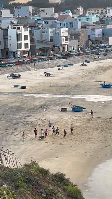 В футбол на берегу моря