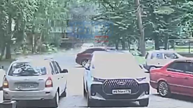 В пятиэтажке Набережных Челнов рванул газ, пострадали двое — видео смотреть онлайн