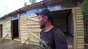КУПИЛИ ЗАБРОШЕННЫЙ УЧАСТОК В ЛЕСУ И НАЧАЛОСЬ. ЗАКОНЧИЛИ СТРОИТЬ ДОМ ДЛЯ ДРУГА. 03.07.23
