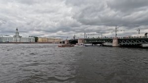 Теплоходы и катера на реке Нева