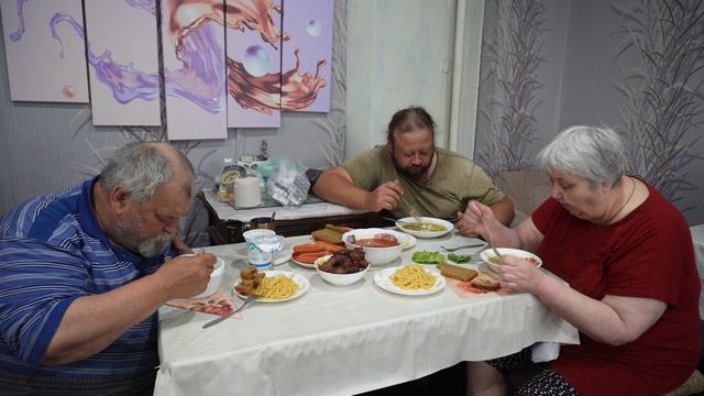 Добрая мама в хорошем настроении приготовила вкуснейший обед для сына и мужа Кушаем с аппетитом смотреть онлайн