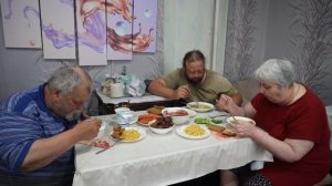 Добрая мама в хорошем настроении приготовила вкуснейший обед для сына и мужа Кушаем с аппетитом