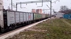 Электровоз ВЛ80с 1007 с грузовым поездом.