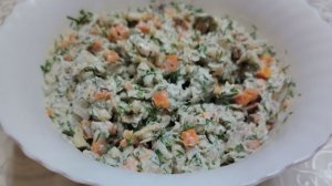 Бюджетно, вкусно, по-нашему: салат из минтая, моркови и укропа.