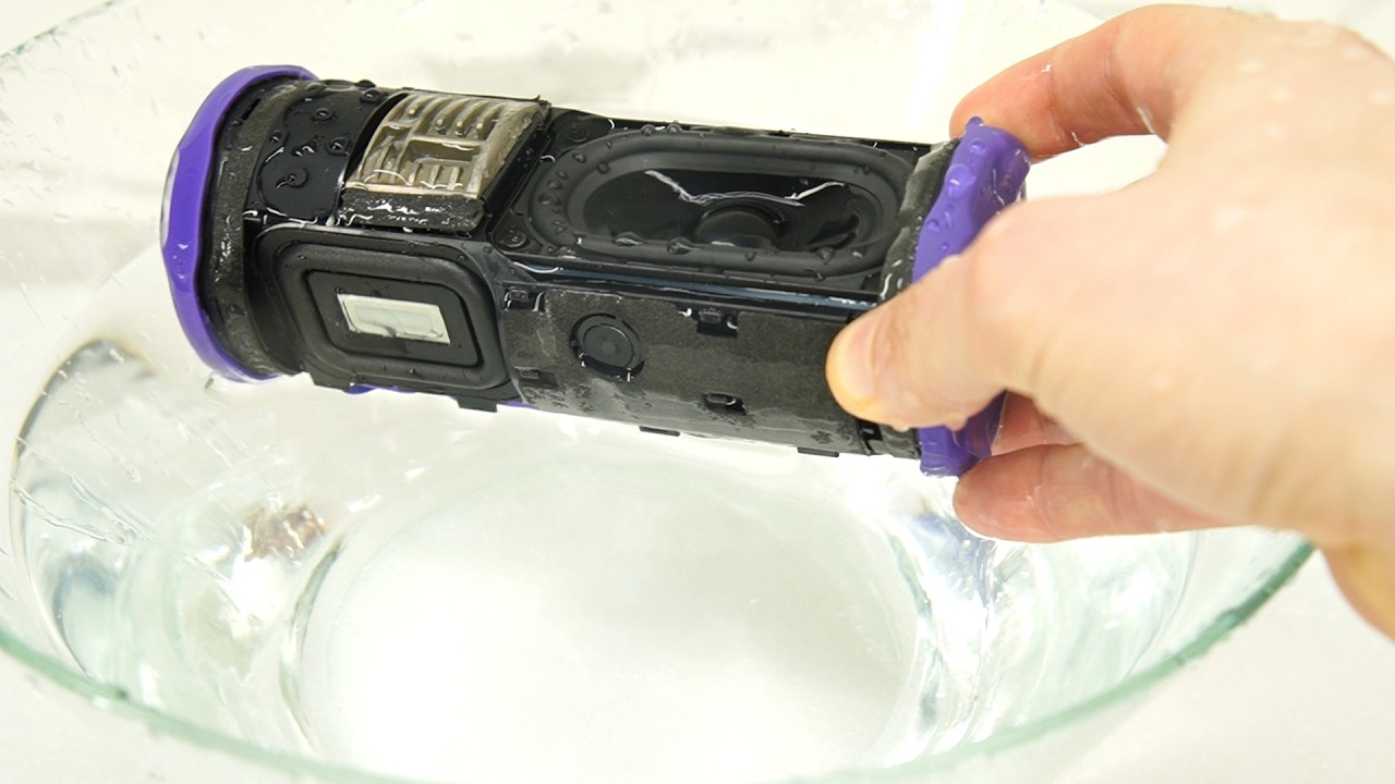 JBL Grip Bass Test in Water - Waterproof Test смотреть онлайн