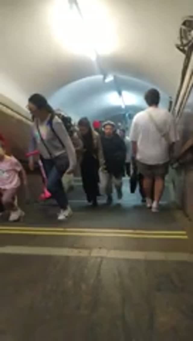 Станция метро Курская Кольцевая Линия, Москва - интерьер, пассажиры, поезда Фрагмент 16
