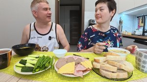 Мукбанг Вован БЕСИТСЯ, обделила его за обедом! Приходится ВОСПИТЫВАТЬ мужа! Семейный обед в России