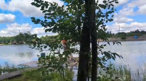 Поимка трофейного карпа на лесном берегу