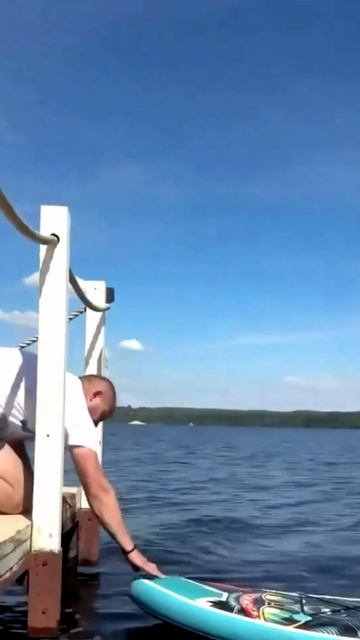 Женщина спасает козу на реке Кама