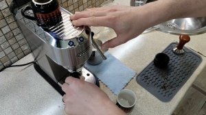 Готовлю капучино на кофеварке De'Longhi Dedica EC 685