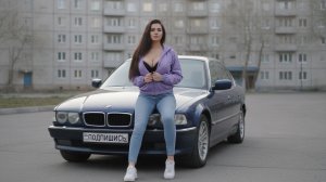 Стильная девушка возле машины | Элегантный образ и автомобиль