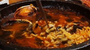 Кореянка ест курицу, Чиби-кимбап, куриный суп с рисом и кимчи. Мукбанг. Корейцы едят на камеру. Мокб